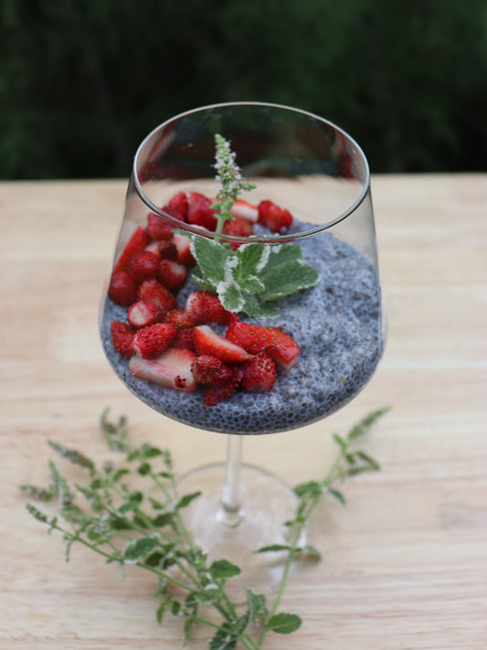 Chia Pudding mit Mandelmilch und Walderdbeeren